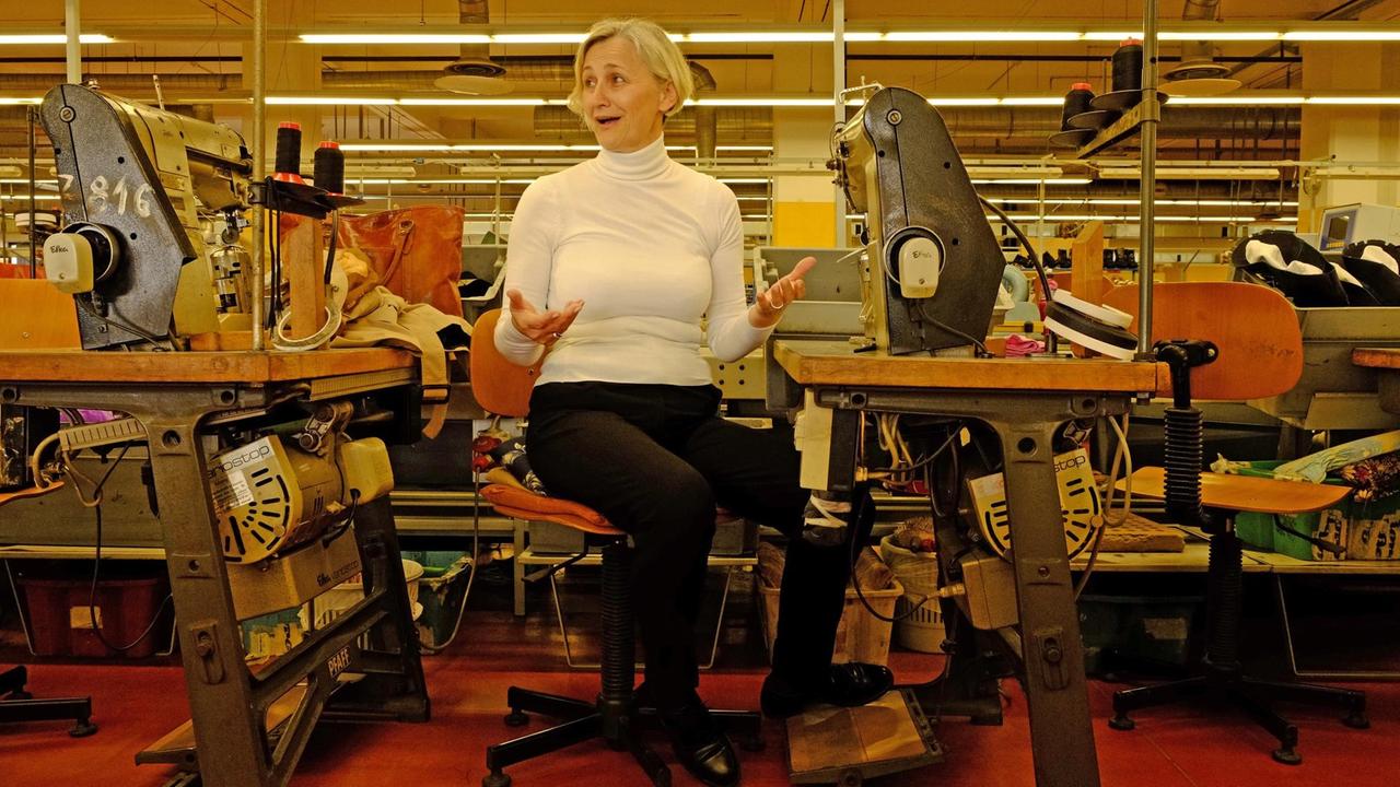 Snježana Vrban an ihrer Nähmaschine in der Schuhfabrik Borovo Snježana Vrban an ihrer Nähmaschine in der Schuhfabrik Borovo