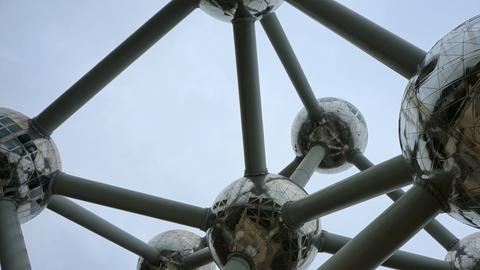Belgien: Nahansicht des Brüsseler Wahrzeichens Atomium.