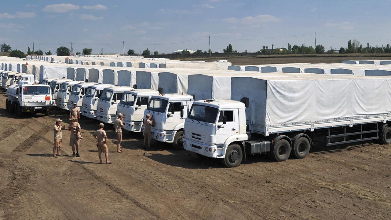 Russischer Hilfskonvoi auf einem Feld nahe Lugansk Russischer Hilfskonvoi auf einem Feld nahe Lugansk