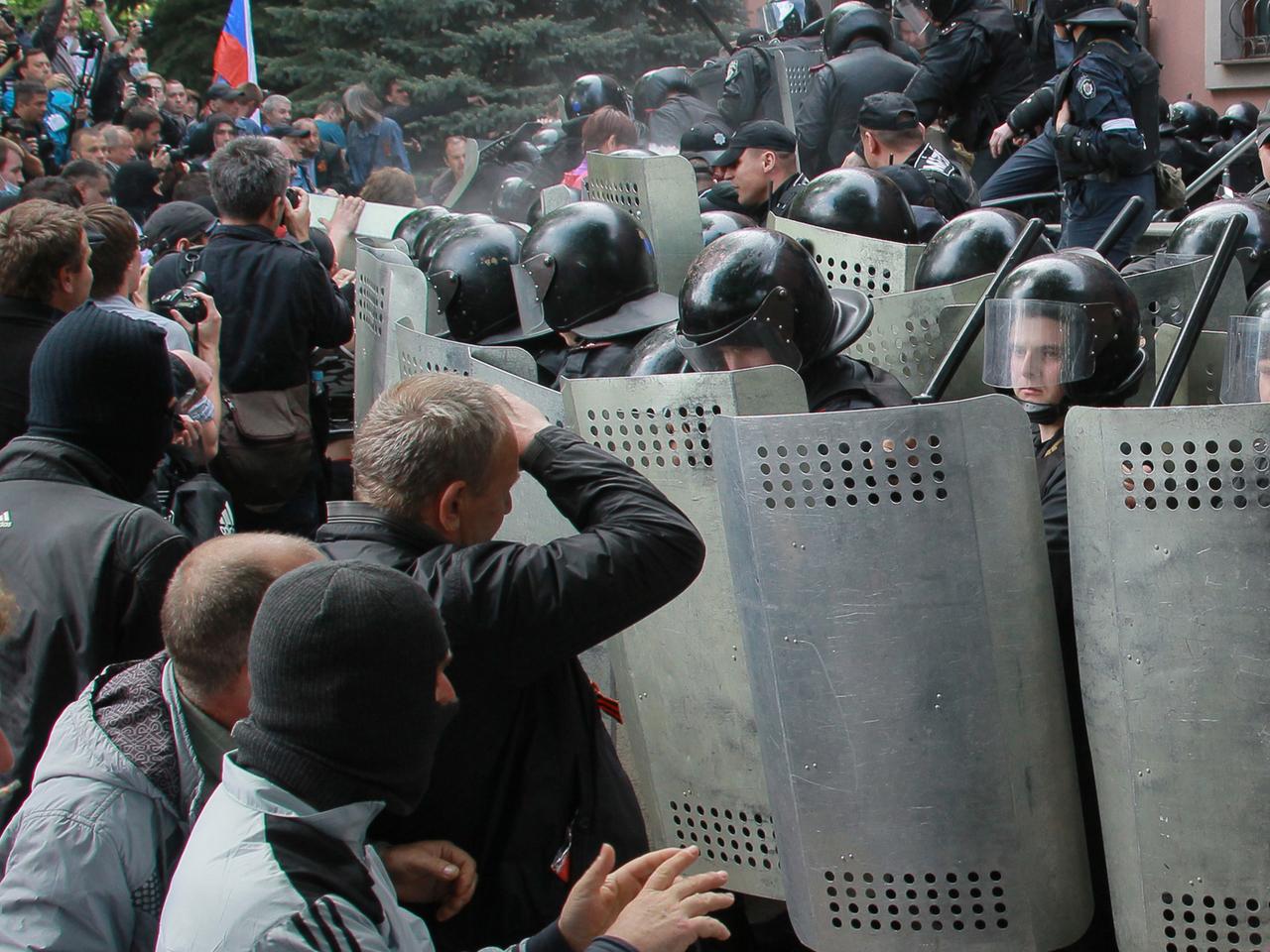 Prorussische Demonstranten greifen die Polizei an einem Verwaltungsgebäude im ostukrainischen Donezk an.