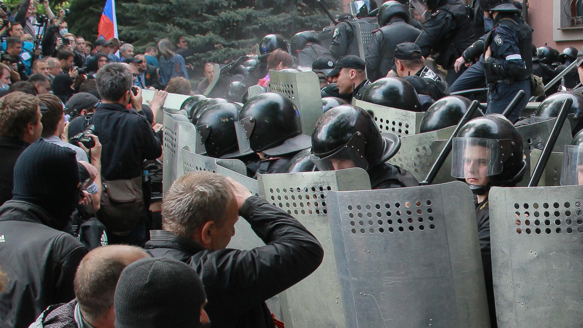 Prorussische Demonstranten greifen die Polizei an einem Verwaltungsgebäude im ostukrainischen Donezk an. Prorussische Demonstranten greifen die Polizei an einem Verwaltungsgebäude im ostukrainischen Donezk an.