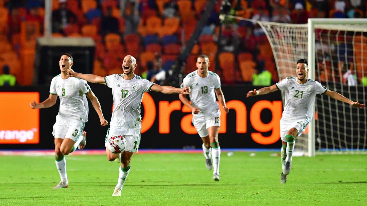 Die algerische Mannschaft feiert ihren Sieg im Afrika-Cup Die algerische Mannschaft feiert ihren Sieg im Afrika-Cup