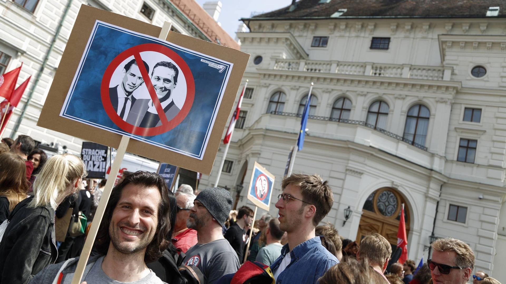 Das Bild zeigt Demonstranten in Wien, die sich nach dem Ibiza-Skandal gegen die ÖVP-FPÖ-Regierung wenden. Das Bild zeigt Demonstranten in Wien, die sich nach dem Ibiza-Skandal gegen die ÖVP-FPÖ-Regierung wenden.