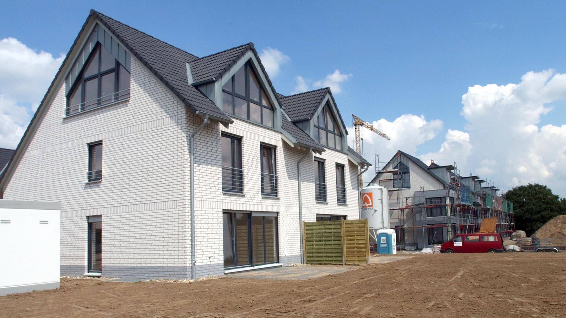 Einfamilienhäuser und Doppelhaushälften im Rohbau stehen am Mittwoch (11.07.2007) in einer Neubausiedlung in Düsseldorf-Wittlaer. Einfamilienhäuser und Doppelhaushälften im Rohbau stehen am Mittwoch (11.07.2007) in einer Neubausiedlung in Düsseldorf-Wittlaer.