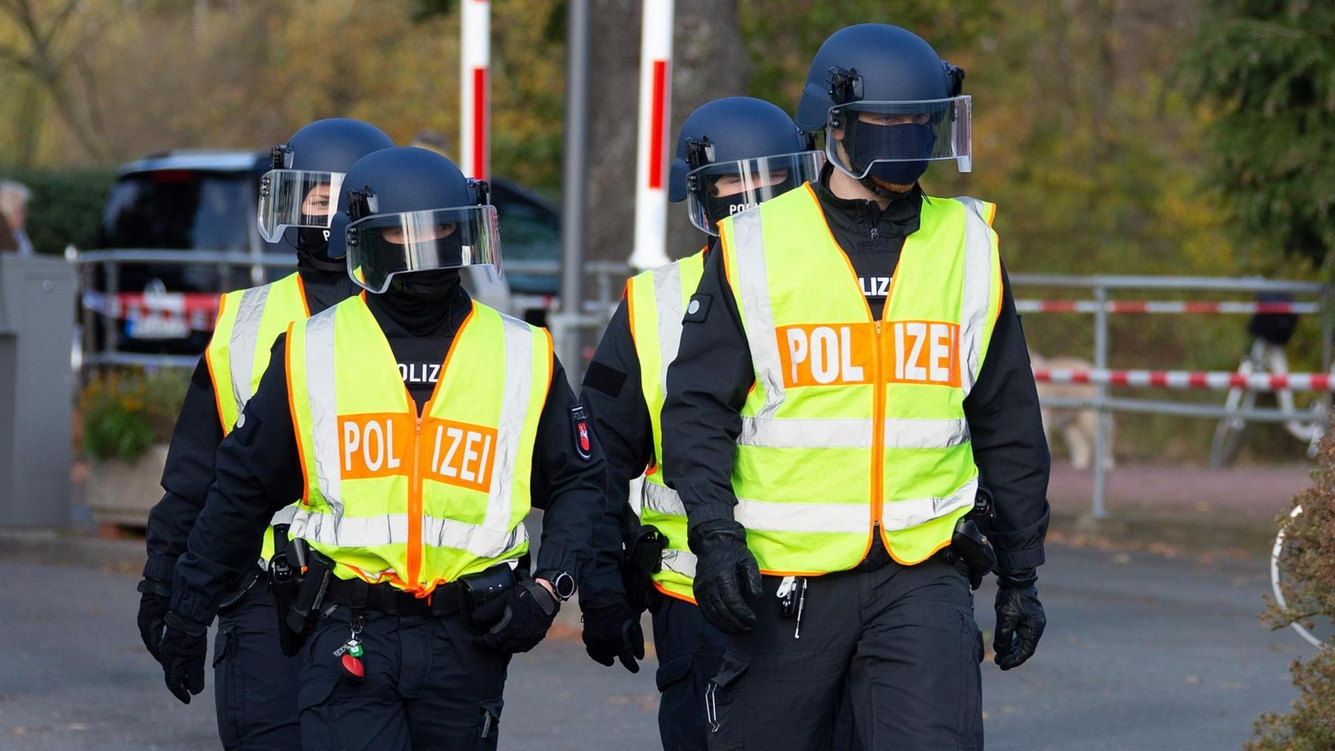 Polizisten mit Warnweste, Schutzhelm und Sicherheitsausrüstung Polizisten mit Warnweste, Schutzhelm und Sicherheitsausrüstung