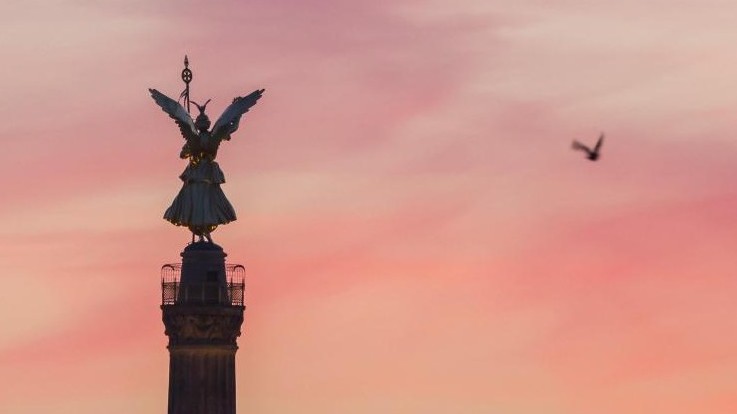 Siegessäule auf dem Großen Stern im Berliner Tiergarten, Straße des 17. Juni.