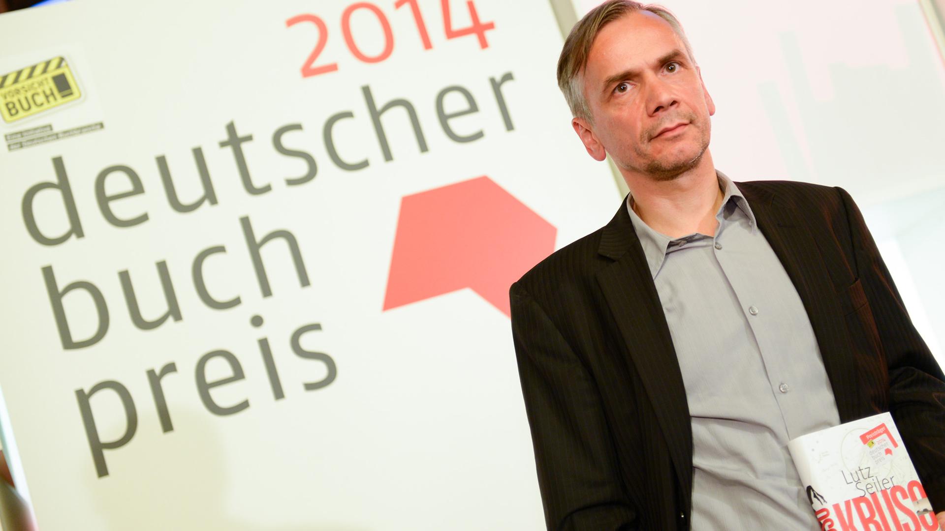 Der Autor Lutz Seiler posiert nach der Verleihung des Deutschen Buchpreises 2014 mit seinem Roman "Kruso" im Römer in Frankfurt am Main.