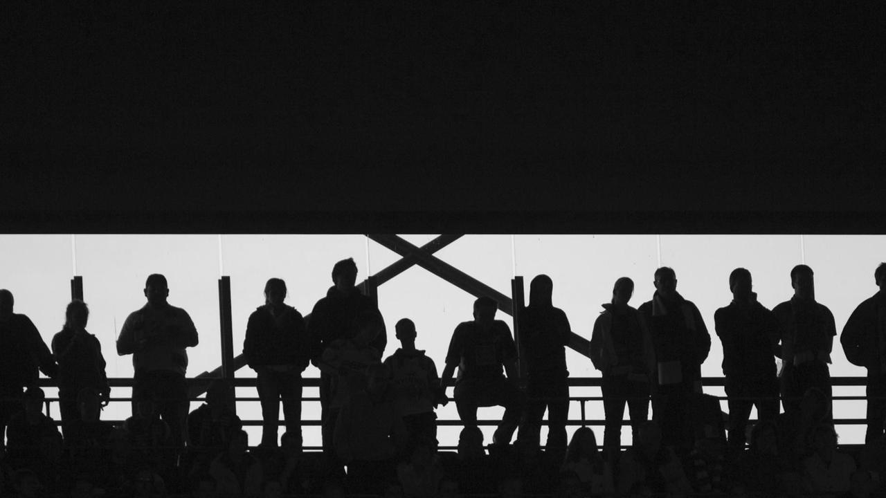 Die Umrisse von Fans auf der Tribüne bei einem Bundesligaspiel. Die Umrisse von Fans auf der Tribüne bei einem Bundesligaspiel.