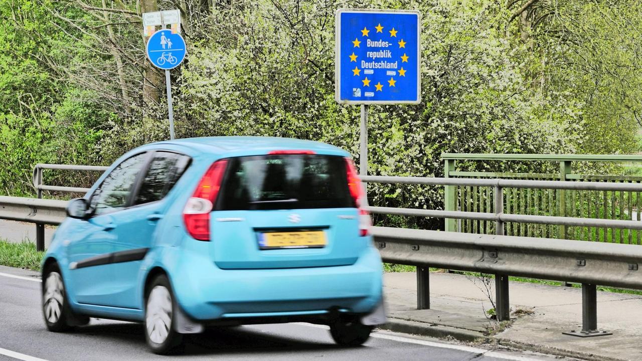 Niederlande: Grenzschild an der Grenze zur Bundesrepublik Deutschland Niederlande: Grenzschild an der Grenze zur Bundesrepublik Deutschland