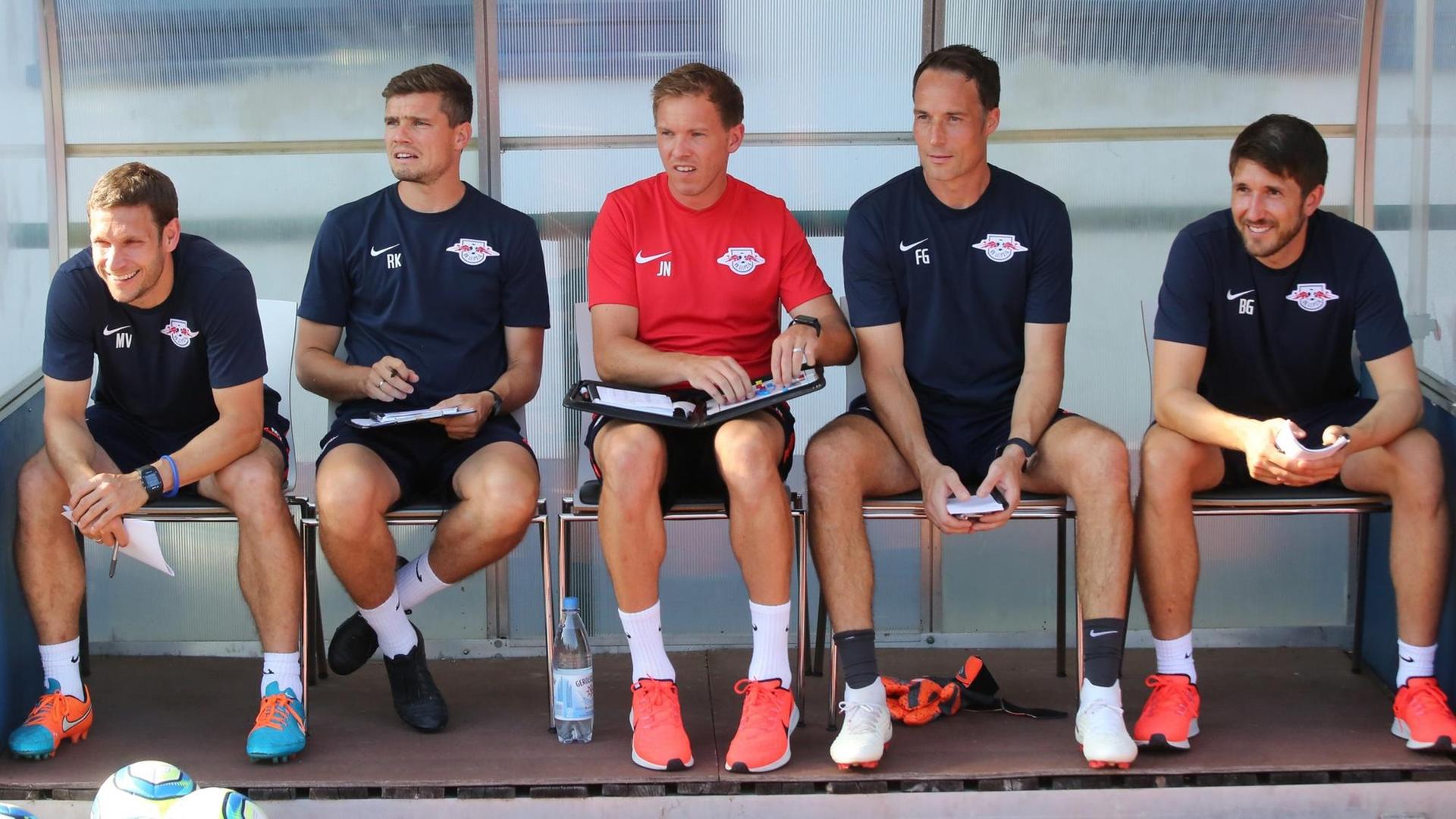Cheftrainer Julian Nagelsmann mit Trainerstab vom RB Leipzig im Testspiel gegen Stade Rennes am 26.07.2019. Cheftrainer Julian Nagelsmann mit Trainerstab vom RB Leipzig im Testspiel gegen Stade Rennes am 26.07.2019.