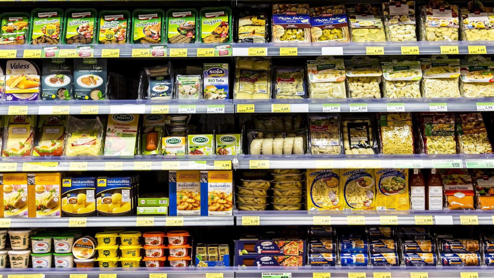 Supermarkt-Regal mit verschiedenen Produkten Supermarkt-Regal mit verschiedenen Produkten