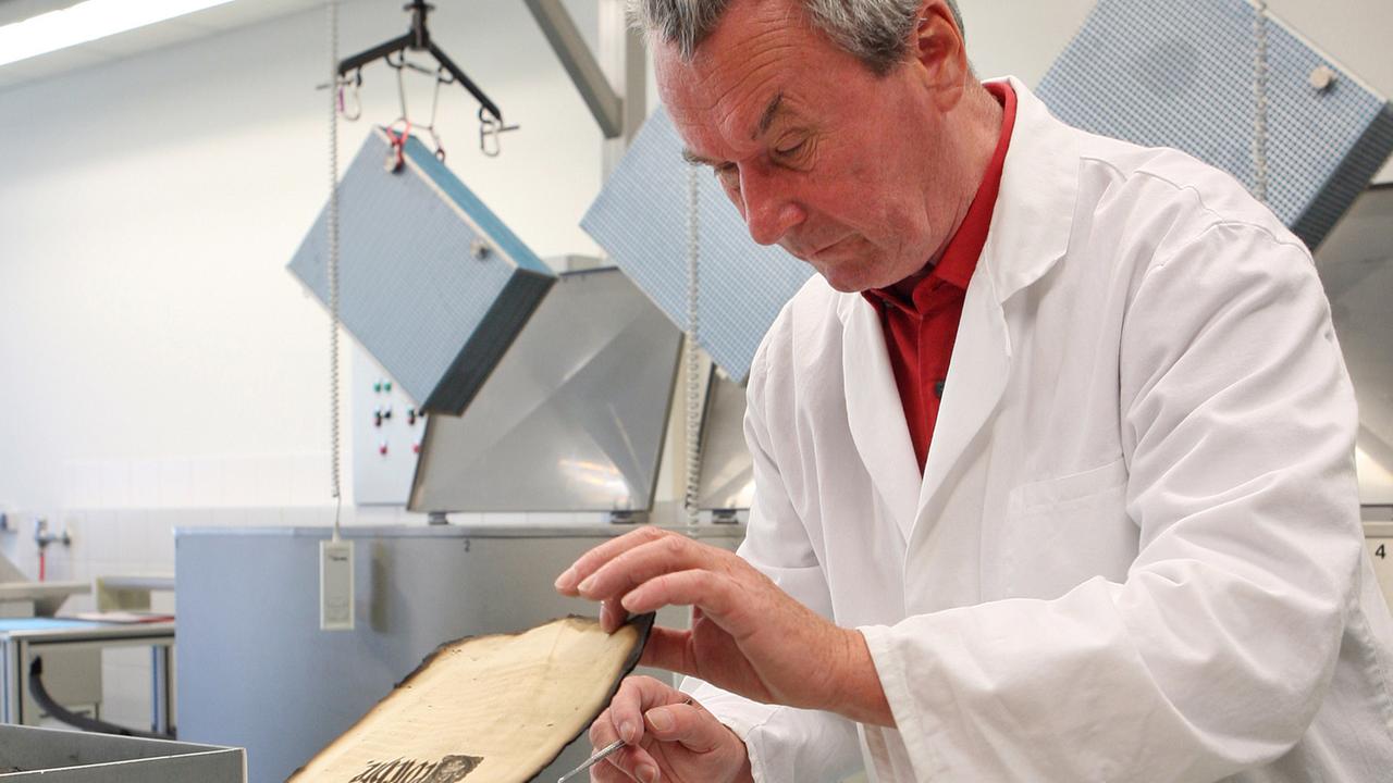 Günter Müller arbeitet in der Restaurierungswerkstatt für brandgeschädigtes Schriftgut in Weimar an teilweise verkohlten Bücherseiten. Günter Müller arbeitet in der Restaurierungswerkstatt für brandgeschädigtes Schriftgut in Weimar an teilweise verkohlten Bücherseiten.