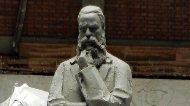 Geschenk aus China für Wuppertal: Die von dem Bildhauer Chenggang Zeng geschaffene Plastik zeigt den Philosophen und Ökonomen Friedrich Engels in Denkerpose.