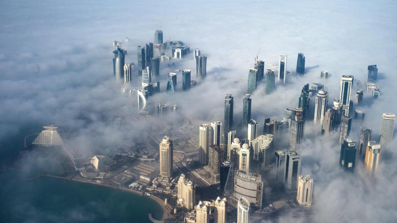 Im Nebel stehen die Hochhäuser der Skyline von Doha, Katar, am 15.0.2014. Im Nebel stehen die Hochhäuser der Skyline von Doha, Katar, am 15.0.2014.