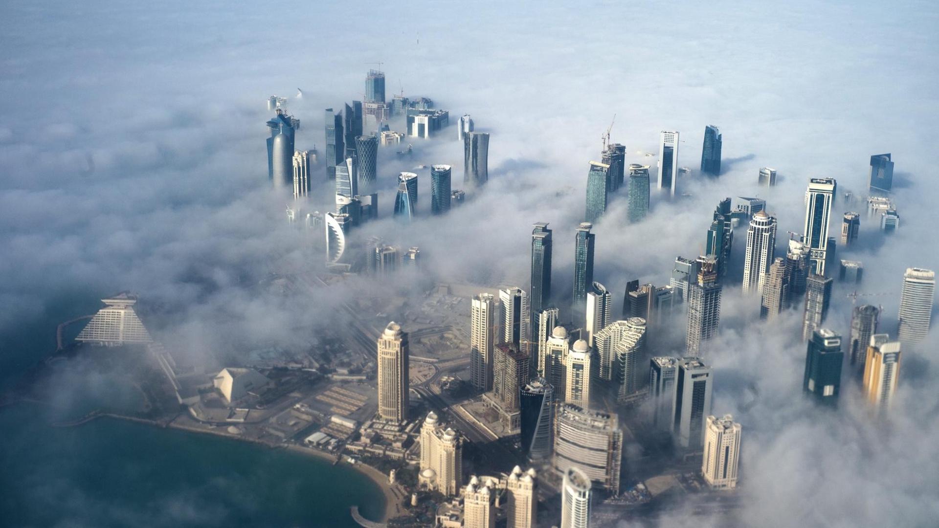 Im Nebel stehen die Hochhäuser der Skyline von Doha, Katar, am 15.0.2014. Im Nebel stehen die Hochhäuser der Skyline von Doha, Katar, am 15.0.2014.