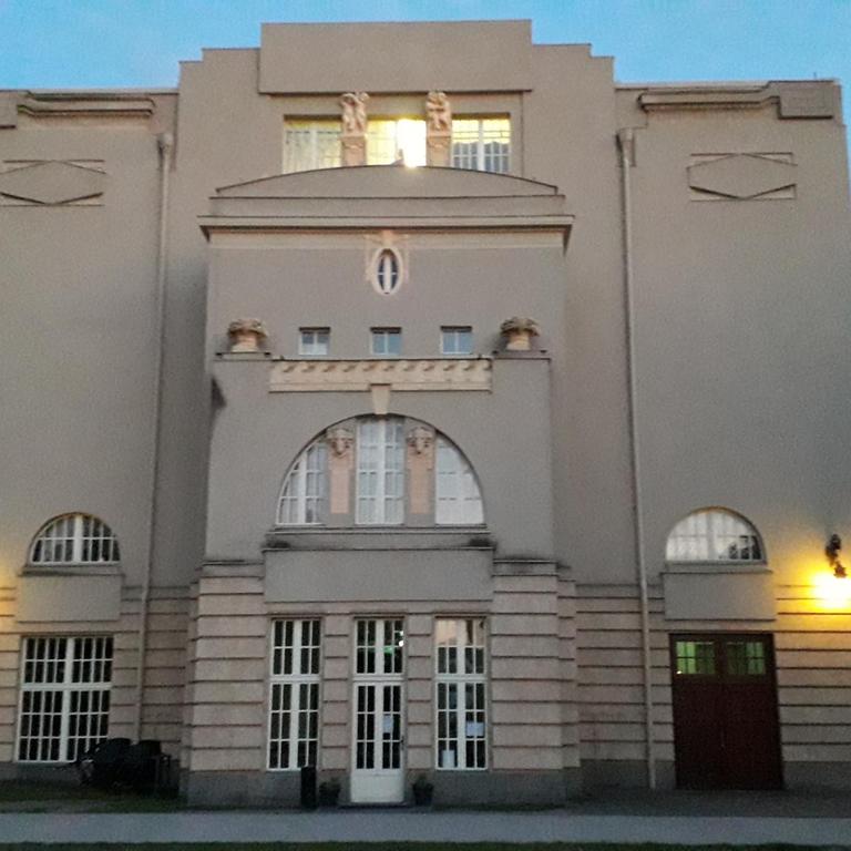 Das Staststheater Cottbus - ein Jugendstil-Gebäude im Abendlicht Das Staststheater Cottbus - ein Jugendstil-Gebäude im Abendlicht