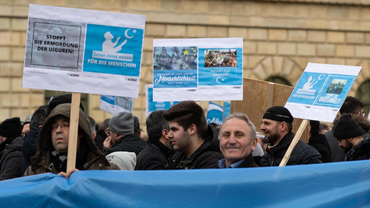 Uiguren protestieren in München gegen die Unterdrückung der Minderheit in China.
Uiguren protestieren in München gegen die Unterdrückung der Minderheit in China.