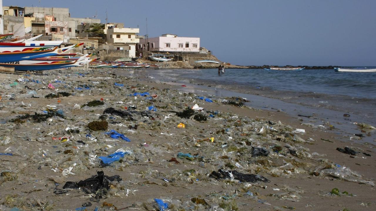Angeschwemmter Plastikmüll liegt in Ngor (Senegal) am Strand.