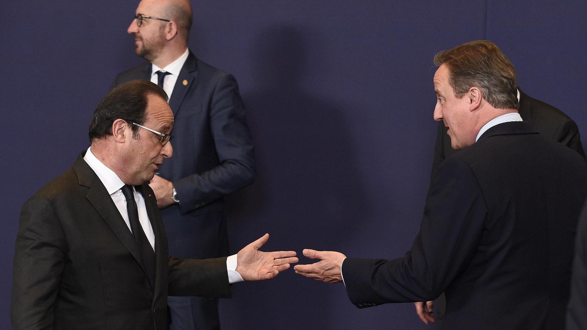 Der französische Präsident Fraincois Hollande gestikuliert während eines Gesprächs mit dem britischen Premierminister David Cameron während des EU-Gipfels in Brüssel am 28.06.2016. Der französische Präsident Fraincois Hollande gestikuliert während eines Gesprächs mit dem britischen Premierminister David Cameron während des EU-Gipfels in Brüssel am 28.06.2016.