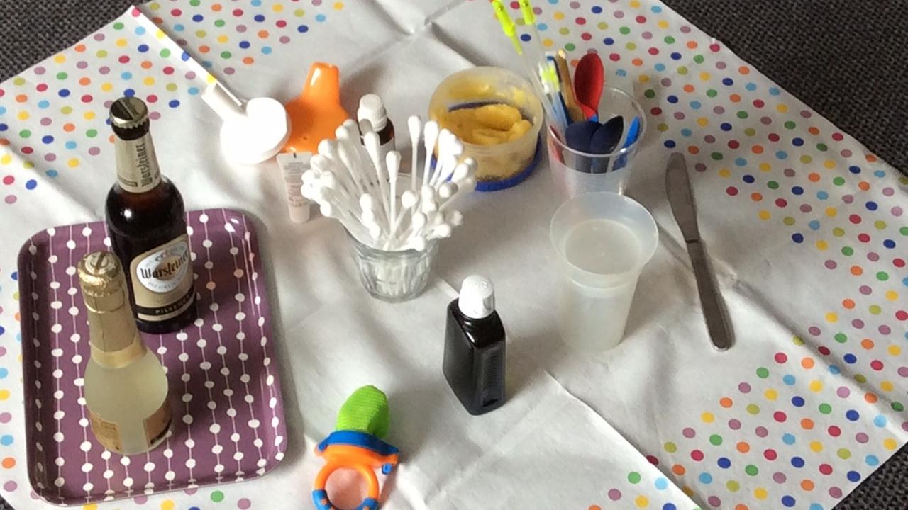 Sekt, eine Flasche Bier, Wattestäbchen, Strohhalme, ein Netzschnuller für Babys - alles Hilfsmittel für den letzten Weg. Sekt, eine Flasche Bier, Wattestäbchen, Strohhalme, ein Netzschnuller für Babys - alles Hilfsmittel für den letzten Weg.
