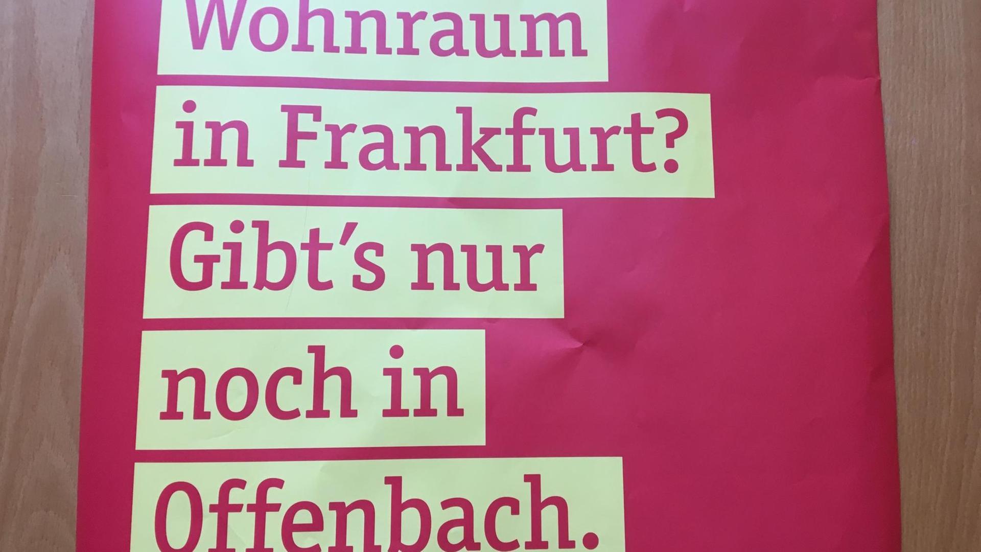 Plakat mit der Aufschrift "Wohnraum in Frankfurt? Gibt's nur noch in Offenbach!" Plakat mit der Aufschrift "Wohnraum in Frankfurt? Gibt's nur noch in Offenbach!"