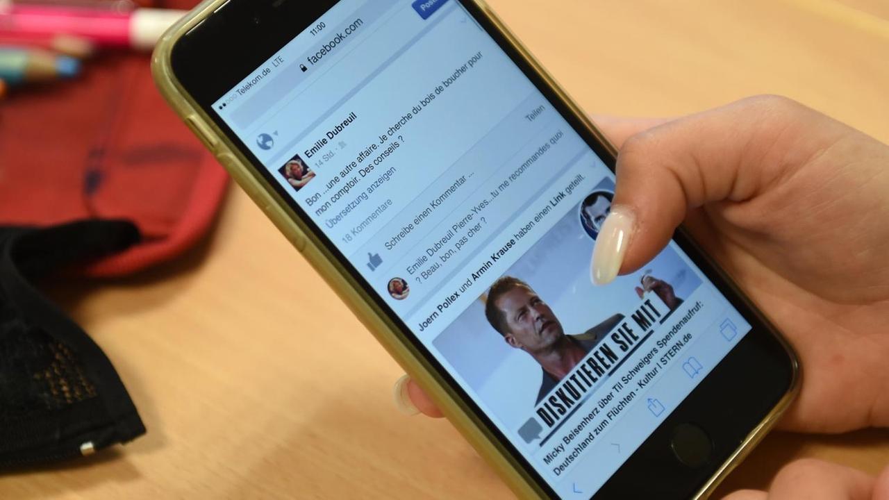 Eine Frauenhand nutzt ein Smartphone. Eine Frauenhand nutzt ein Smartphone.