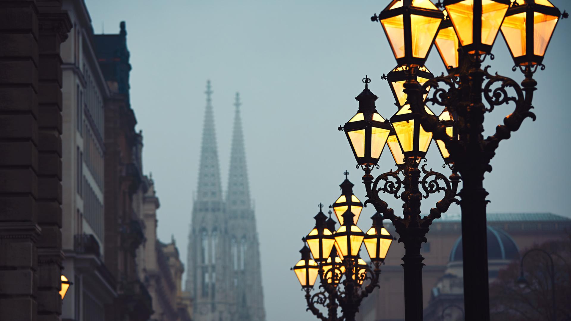Während die Tage im herbstlichen Wien kürzer werden, weckt ein Ritualmord die Lebensgeister von Kommissar Groschen. Während die Tage im herbstlichen Wien kürzer werden, weckt ein Ritualmord die Lebensgeister von Kommissar Groschen.
