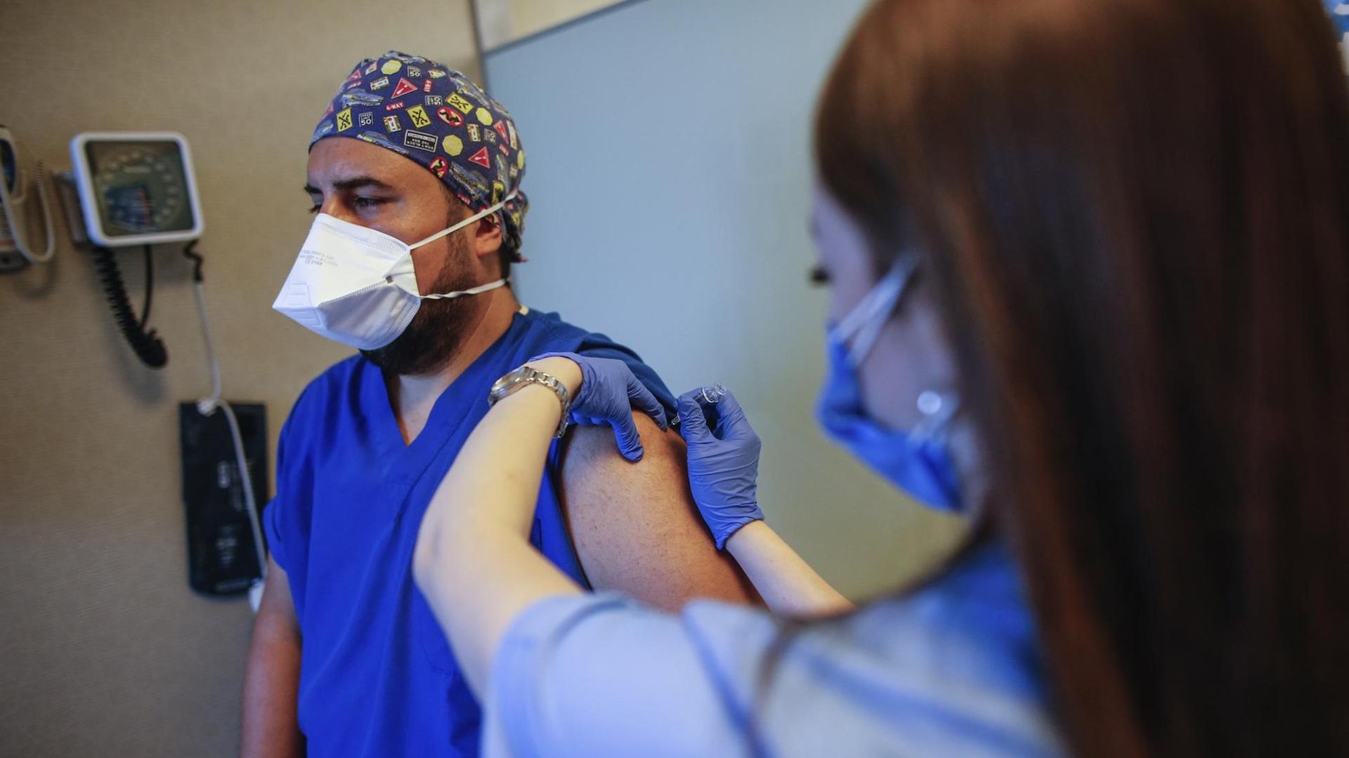 Eine Pflegekraft verabreicht am 9. Oktober 2020 im Acibadem Hospital in Istanbul während Phase III der klinischen Studien einem Mann die erste Dosis eines COVID-19-Impfstoffs Eine Pflegekraft verabreicht am 9. Oktober 2020 im Acibadem Hospital in Istanbul während Phase III der klinischen Studien einem Mann die erste Dosis eines COVID-19-Impfstoffs