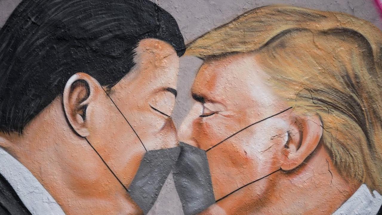 Donald Trump, Praesident der Vereinigten Staaten von Amerika, und Xi Jinping, Praesident der Volksrepublik China, sind auf einem Graffitto des Strassenkuenstlers Eme Freethinker kuessend und mit Mundschutz zu sehen // Donald Trump, President of the United States of America, and Xi Jinping, President of the People s Republic of China, can be seen kissing and wearing a face mask on a graffiti by street artist Eme Freethinker Foto: bildgehege Donald Trump und Xi Jinping von Eme Freethinker Donald Trump, Praesident der Vereinigten Staaten von Amerika, und Xi Jinping, Praesident der Volksrepublik China, sind auf einem Graffitto des Strassenkuenstlers Eme Freethinker kuessend und mit Mundschutz zu sehen // Donald Trump, President of the United States of America, and Xi Jinping, President of the People s Republic of China, can be seen kissing and wearing a face mask on a graffiti by street artist Eme Freethinker Foto: bildgehege Donald Trump und Xi Jinping von Eme Freethinker