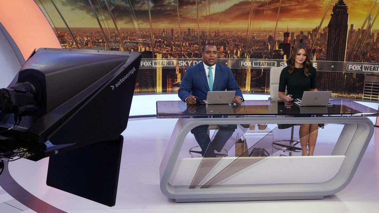 Jason Frazer and Britta Merwin sitzen am 29.10.2021 im Fox Weather-Studio in New York am Moderatorenpult Jason Frazer and Britta Merwin sitzen am 29.10.2021 im Fox Weather-Studio in New York am Moderatorenpult