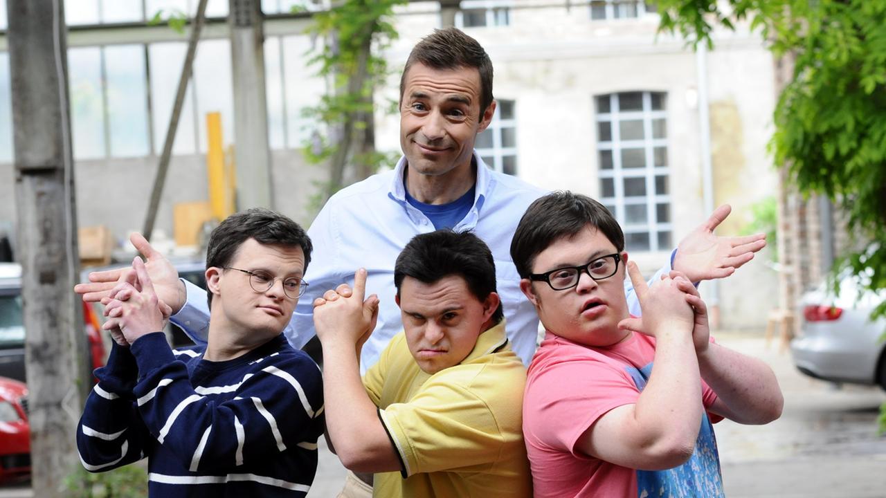Der Moderator Kai Pflaume mit Sebastian Urbanski, Ottavio Tavormina und Tom Auweiler bei einem Pressetermin zu seinem ARD-TV-Projekt "Zeig mir deine Welt" - ein Leben mit Down Syndrom. Der Moderator Kai Pflaume mit Sebastian Urbanski, Ottavio Tavormina und Tom Auweiler bei einem Pressetermin zu seinem ARD-TV-Projekt "Zeig mir deine Welt" - ein Leben mit Down Syndrom.