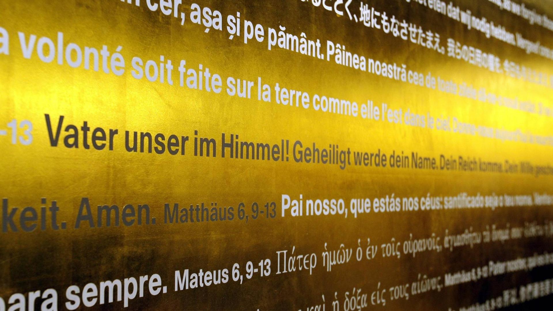 Mt 6,9-13: Das Vaterunser in mehreren Sprachen an der Wand der Ökumenischen Kapelle im Olympiastadion Berlin anlässlich der Einweihung 2006 Mt 6,9-13: Das Vaterunser in mehreren Sprachen an der Wand der Ökumenischen Kapelle im Olympiastadion Berlin anlässlich der Einweihung 2006