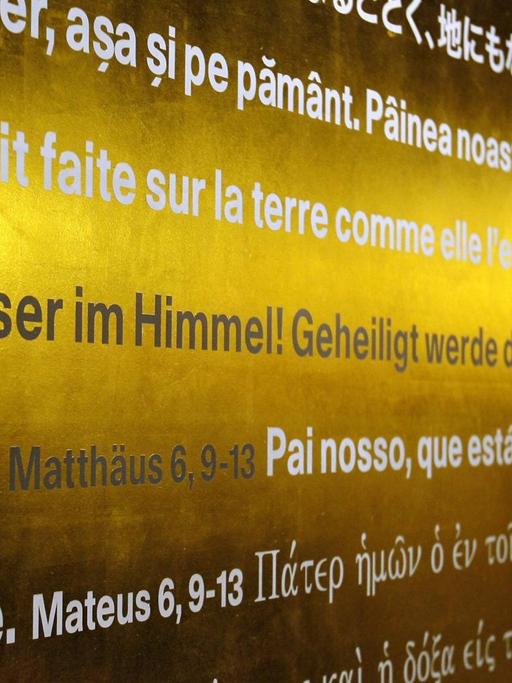 Mt 6,9-13: Das Vaterunser in mehreren Sprachen an der Wand der Ökumenischen Kapelle im Olympiastadion Berlin anlässlich der Einweihung 2006