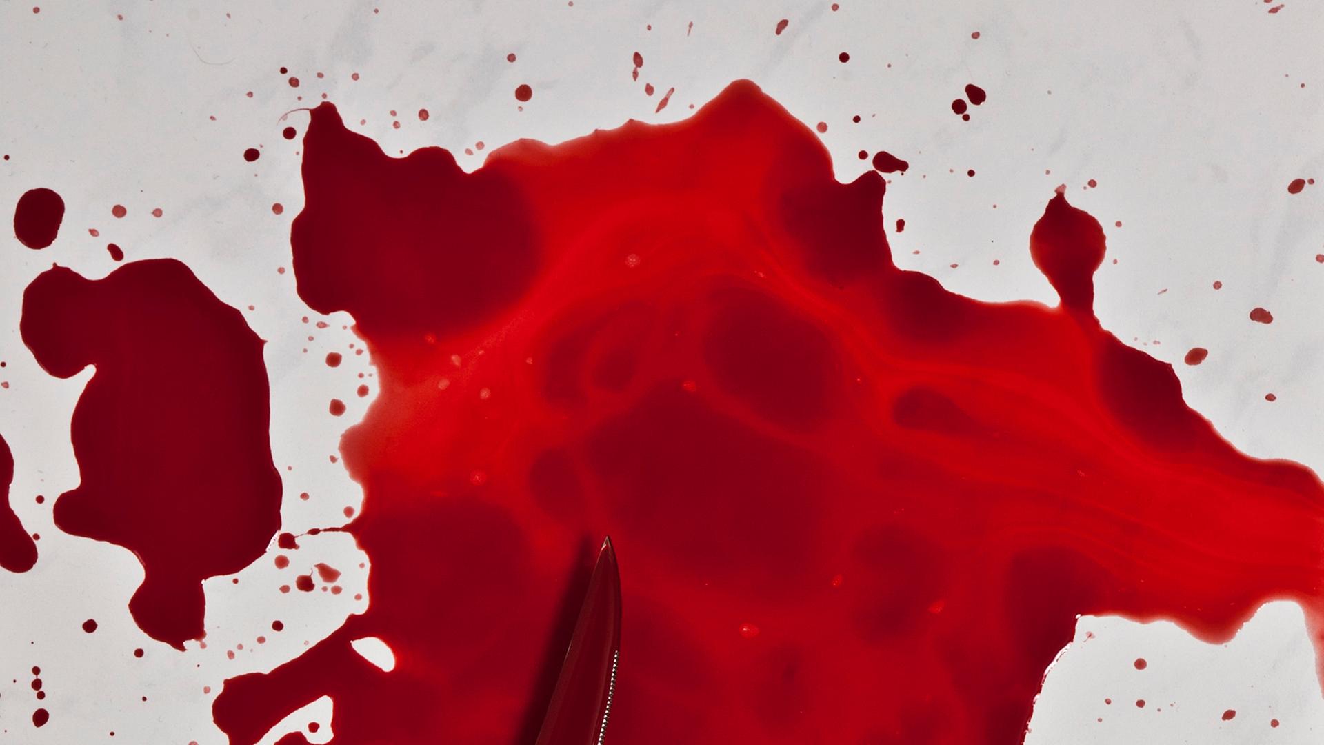Ein Messer liegt in Kunstblut. Ein Messer liegt in Kunstblut.