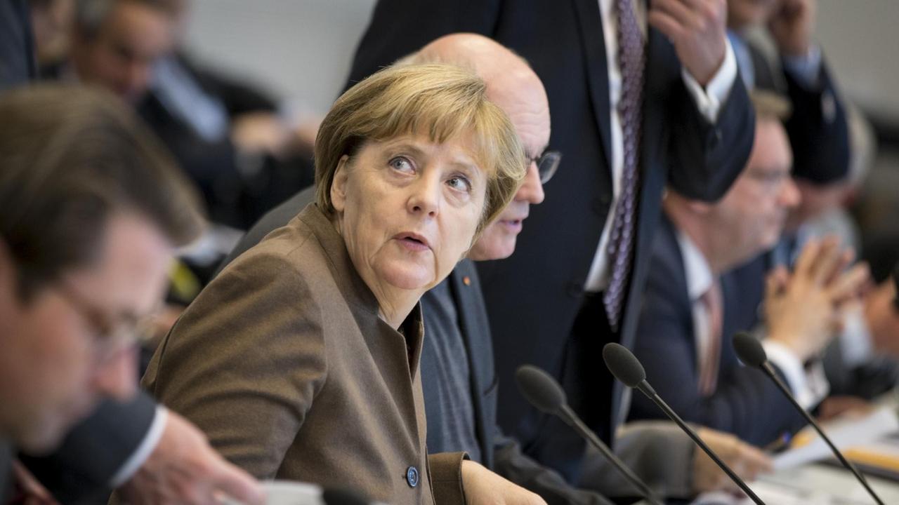 Bundeskanzlerin Angela Merkel (CDU) in einer Fraktionssitzung. Bundeskanzlerin Angela Merkel (CDU) in einer Fraktionssitzung.