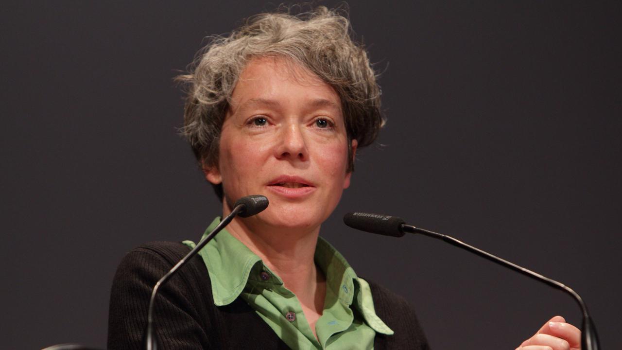 Literaturkritikerin Ina Hartwig im Sommer 2012. Literaturkritikerin Ina Hartwig im Sommer 2012.