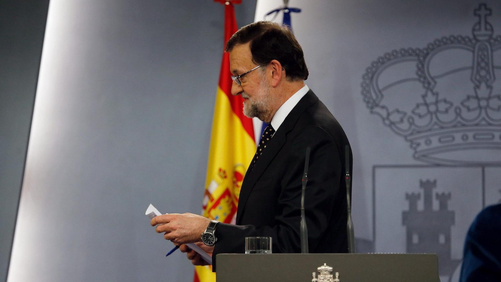 Spaniens Ministerpräsident Rajoy verlässt die Pressekonferenz in Madrid