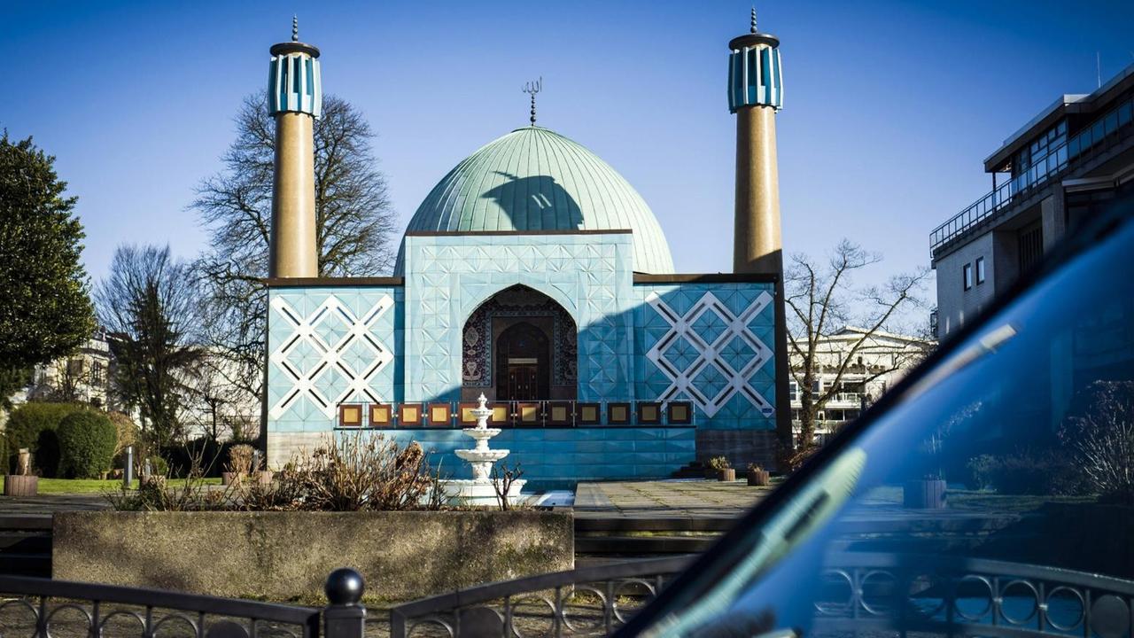 Das Islamische Zentrum Hamburg an der Hamburger Außenalster. Das Islamische Zentrum Hamburg an der Hamburger Außenalster.