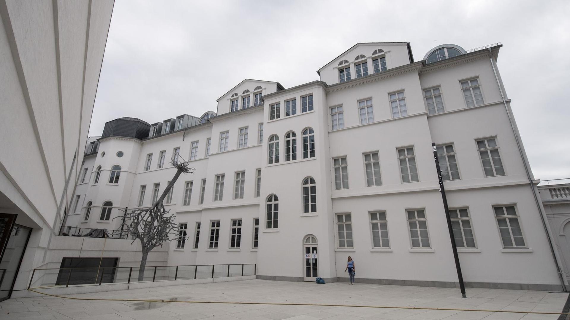 17.09.2020, Hessen, Frankfurt/Main: Die aus zwei Bäumen bestehende Skulptur "Untitled" von Ariel Schlesinger bestimmt den Innenhof des Neuen Jüdischen Museum in Frankfurt. In jahrelangen Umbauarbeiten wurde der historische Bau um einen Neubau erweitert, der ab dem 21. Oktober für Besucher zugänglich sein soll. 17.09.2020, Hessen, Frankfurt/Main: Die aus zwei Bäumen bestehende Skulptur "Untitled" von Ariel Schlesinger bestimmt den Innenhof des Neuen Jüdischen Museum in Frankfurt. In jahrelangen Umbauarbeiten wurde der historische Bau um einen Neubau erweitert, der ab dem 21. Oktober für Besucher zugänglich sein soll.