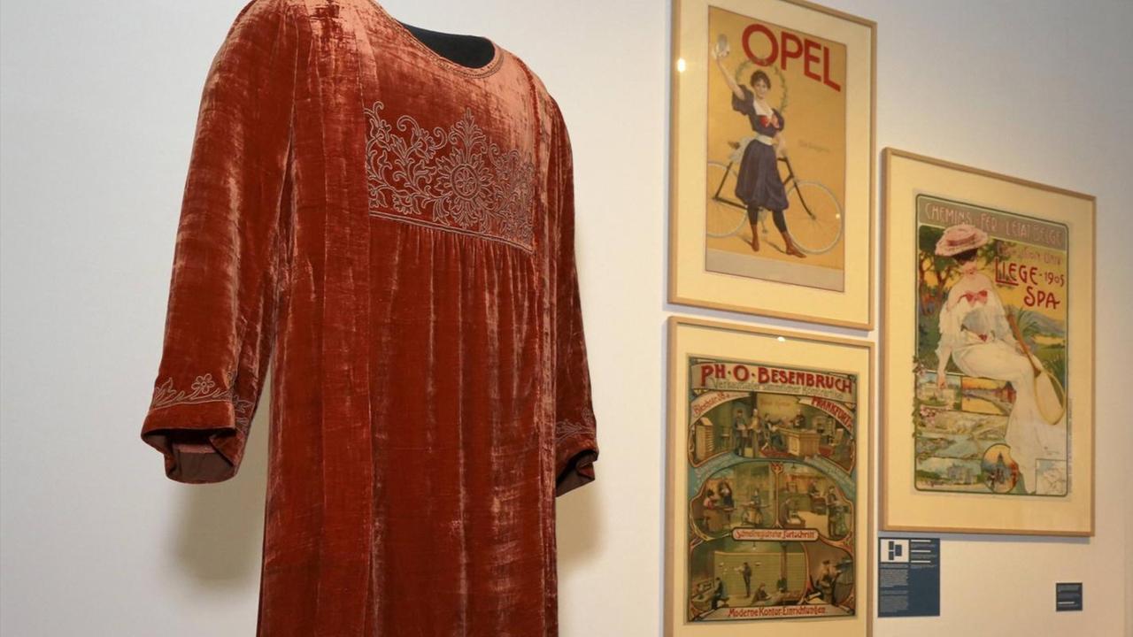 Ein Reformkleid, das im Historischen Museum Frankfurt ausgestellt ist. Ein Reformkleid, das im Historischen Museum Frankfurt ausgestellt ist.