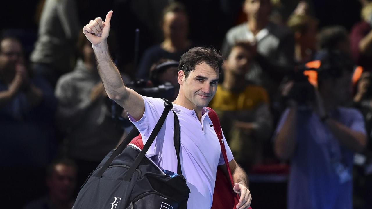 Der Schweizer Tennisprofi Roger Federer winkt nach verlorenem ATP-Halbfinalspiel in London in die Menge. Der Schweizer Tennisprofi Roger Federer winkt nach verlorenem ATP-Halbfinalspiel in London in die Menge.