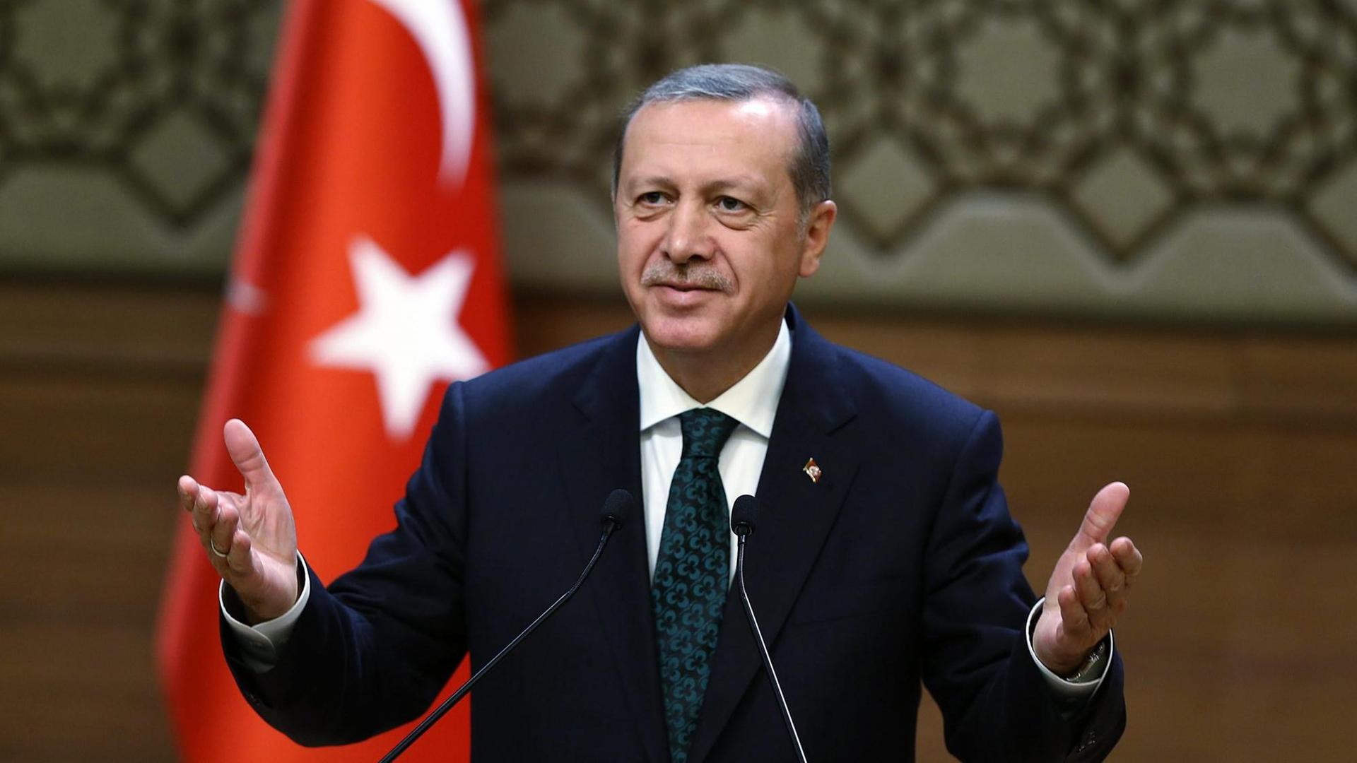Der türkische Präsident Recep Tayyip Erdogan spricht hält eine Rede in Ankara, im Hintergrund die türkische Flagge. Der türkische Präsident Recep Tayyip Erdogan spricht hält eine Rede in Ankara, im Hintergrund die türkische Flagge.