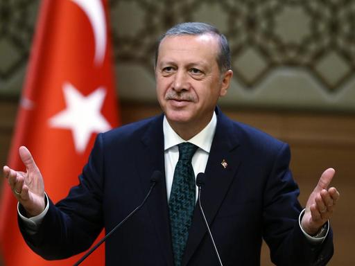 Der türkische Präsident Recep Tayyip Erdogan hält eine Rede in Ankara, im Hintergrund die türkische Flagge.