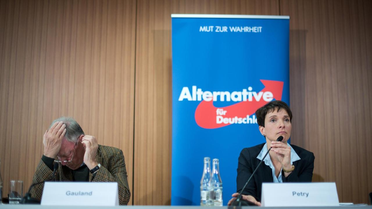Frauke Petry (r), Bundesvorsitzende der Partei Alternative für Deutschland (AfD), und Alexander Gauland, stellvertretender Sprecher des Bundesvorstands der Partei sitzen nebeneinander an einem Tisch, Gauland schaut zur Seite. Frauke Petry (r), Bundesvorsitzende der Partei Alternative für Deutschland (AfD), und Alexander Gauland, stellvertretender Sprecher des Bundesvorstands der Partei sitzen nebeneinander an einem Tisch, Gauland schaut zur Seite.