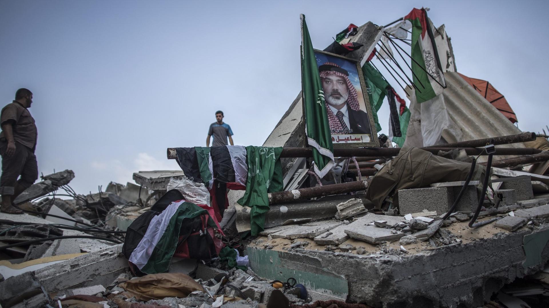 Ein Bild des Hamas-Führers Ismail Hanija steht zwischen den Trümmern seines von israelischen Raketen zerstörten Hauses.