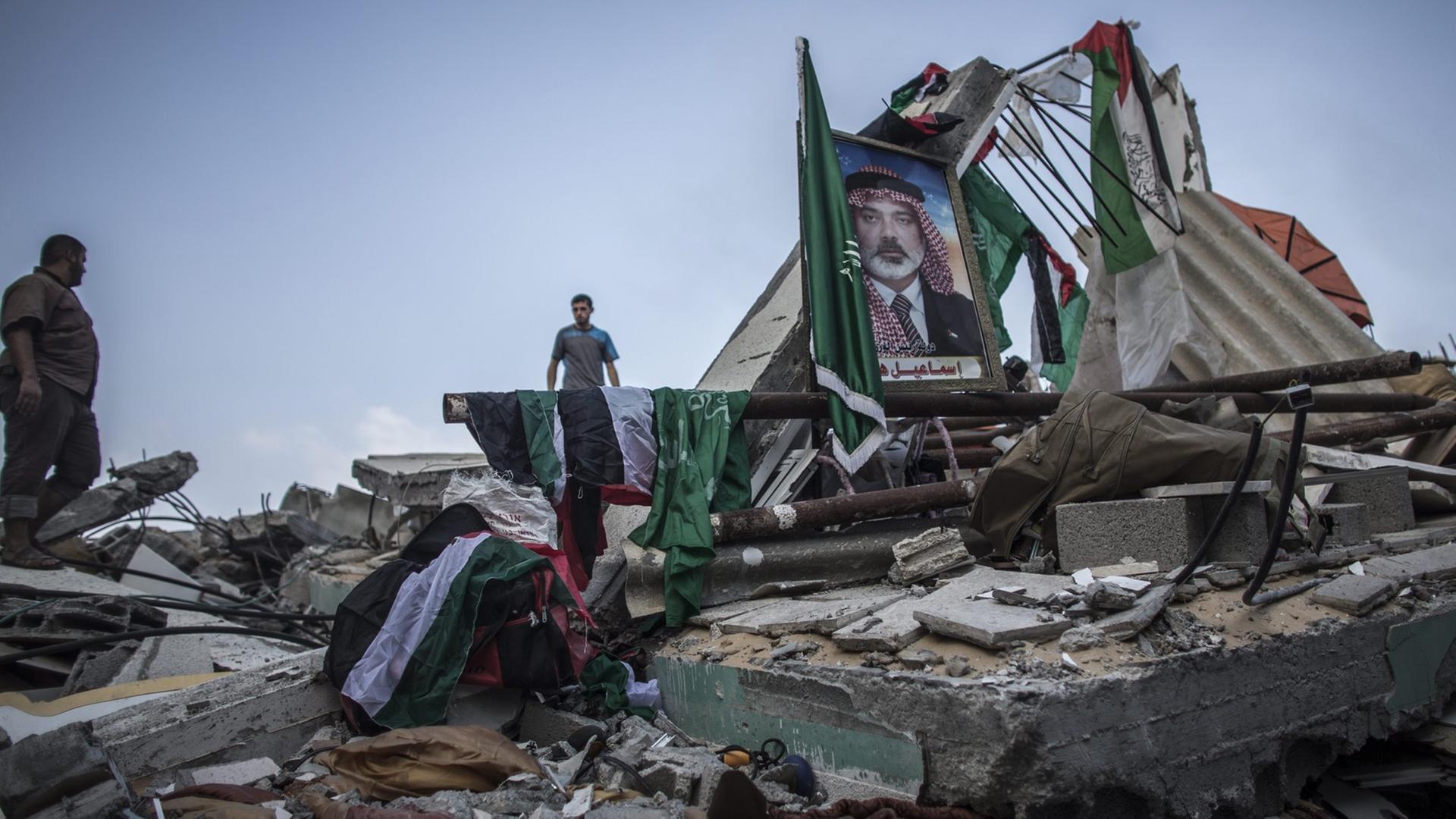 Ein Bild des Hamas-Führers Ismail Hanija steht zwischen den Trümmern seines von israelischen Raketen zerstörten Hauses. Ein Bild des Hamas-Führers Ismail Hanija steht zwischen den Trümmern seines von israelischen Raketen zerstörten Hauses.