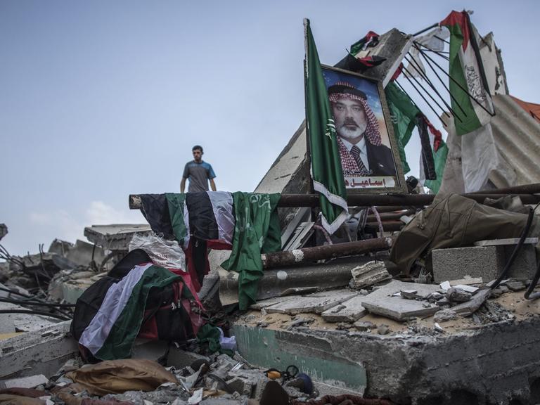 Ein Bild des Hamas-Führers Ismail Hanija steht zwischen den Trümmern seines von israelischen Raketen zerstörten Hauses.