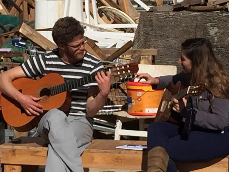 Musiker im alternativen Kulturzentrum Propolis Jerusalem.