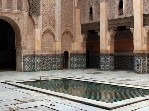 Blick in den Innenhof eines Gebäudes in Marrakesch in Marokko.