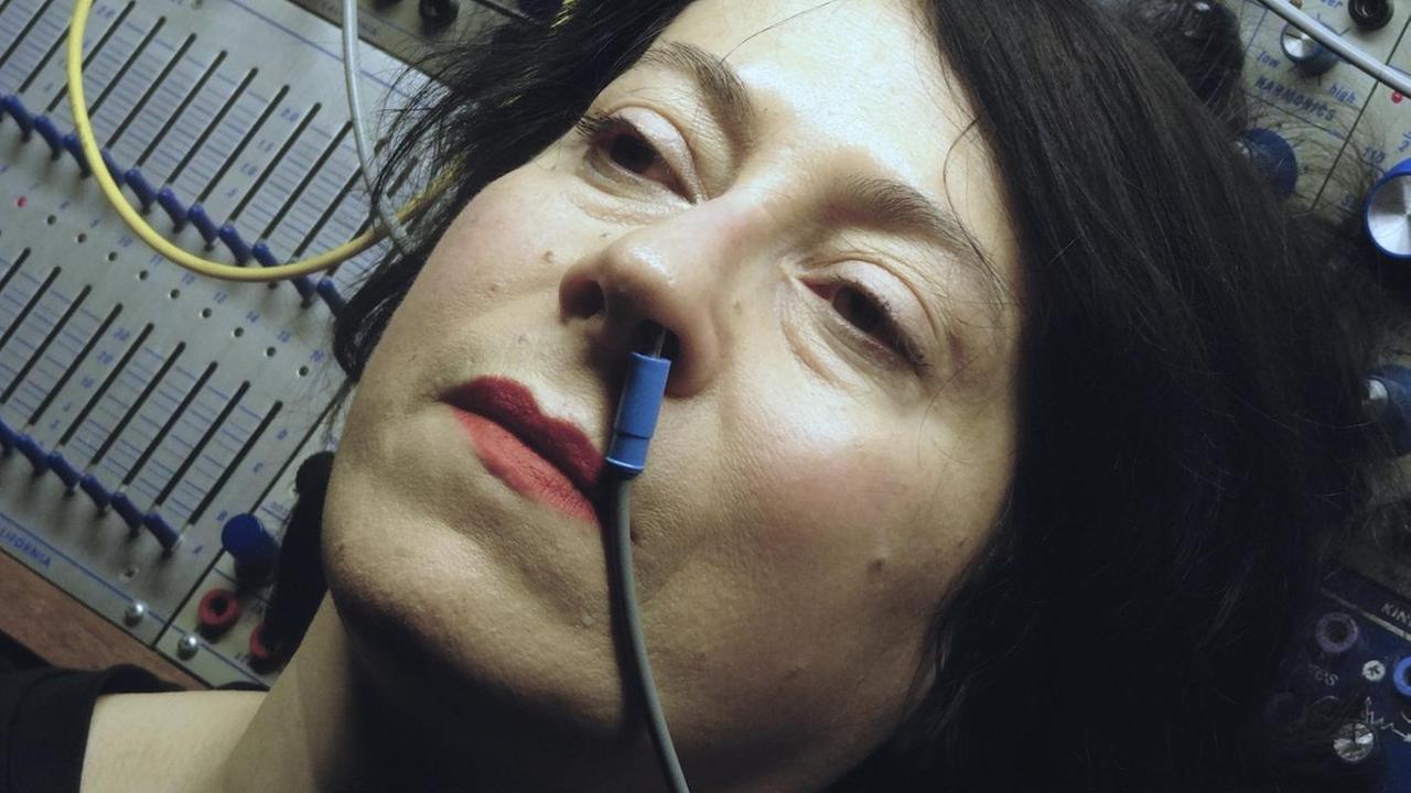 Loré Lixenberg in der Performance "MESS" Loré Lixenberg in der Performance "MESS"